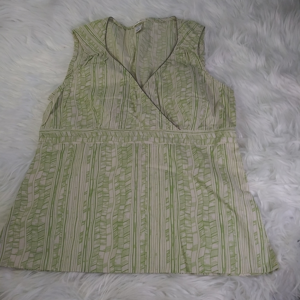 Old Navy Womans V-neck ligh green sleveles